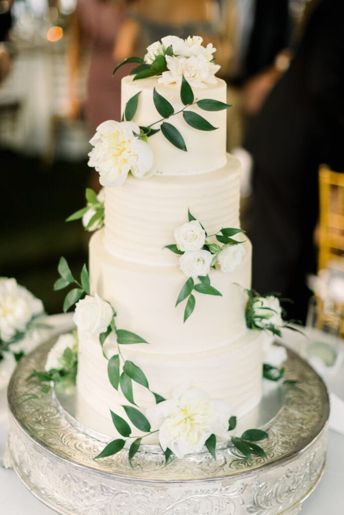 A white flowery cake
